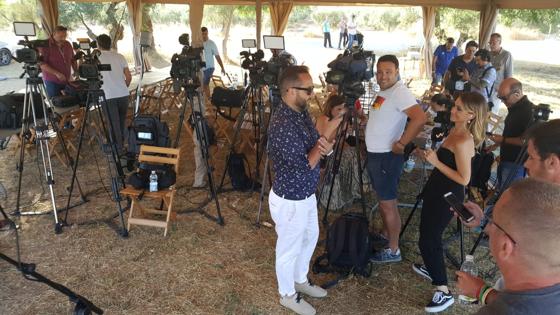 Los periodistas que cubren el banquete nupcial